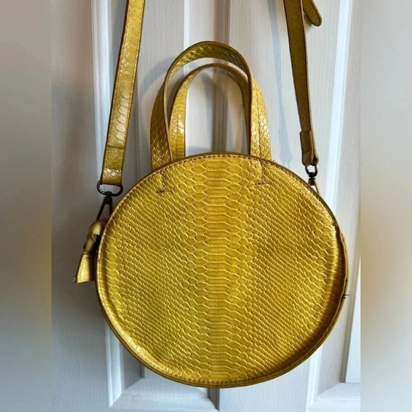 Street Level circle crossbody faux leather Croc tote bag purse. Yellow - Picture 4 of 16